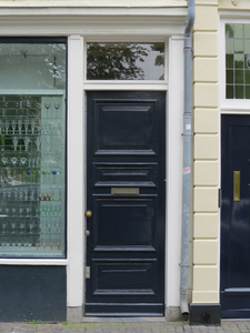 819705 Gezicht op de deur naar een achterom, rechts in de pui van het pand Oudegracht 374 (Le Coin Perdu) te Utrecht.